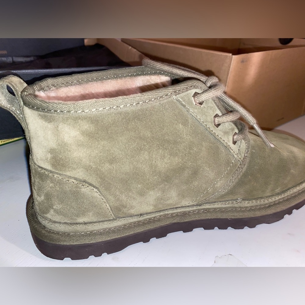 UGGS - Picture 4 of 6
